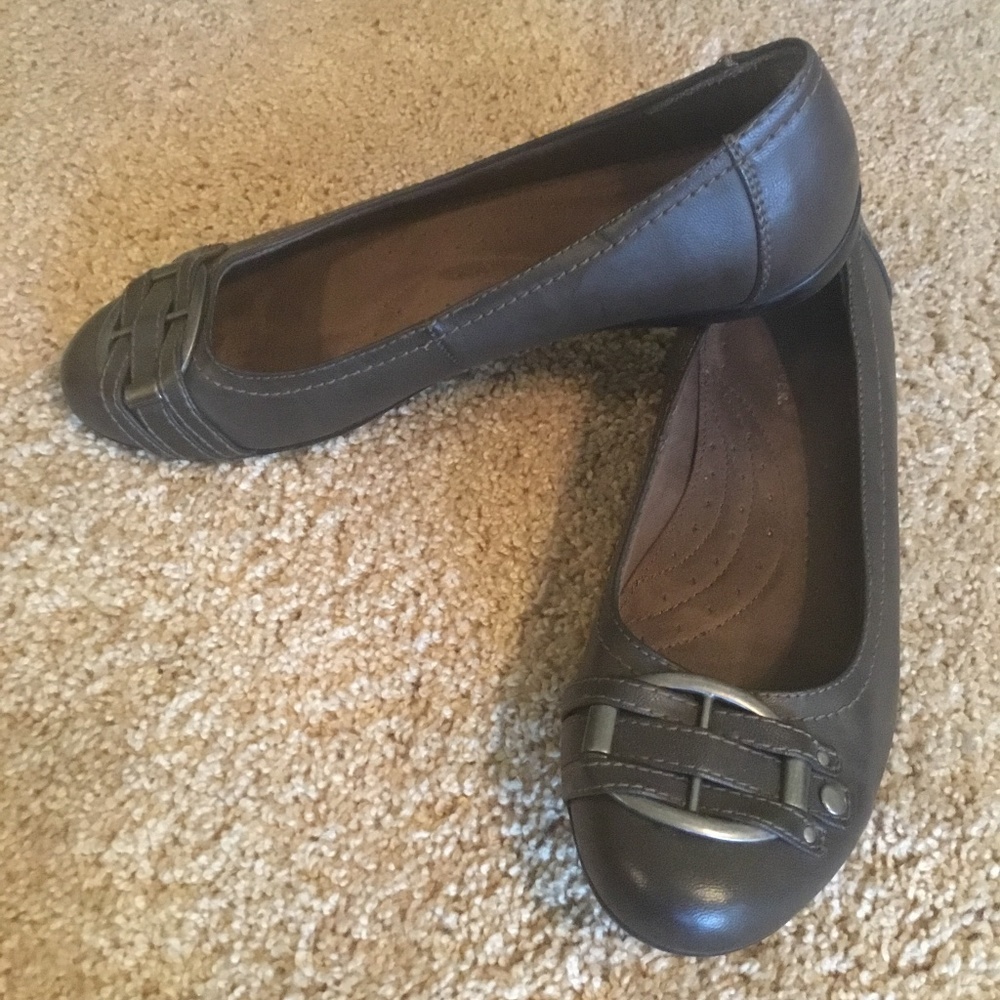 Flats with buckle